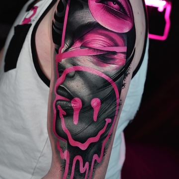 Neon rosa nel mondo nero e grigio di Ruslan Millinhton