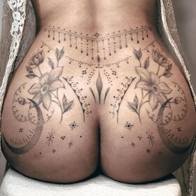 Tatuaggi a linea sottile ornati per ragazze di Blum