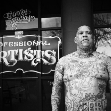 Dai membri di gang agli artisti e collezionisti di tatuaggi: il percorso di Brice Gelot attraverso la fotografia stradale