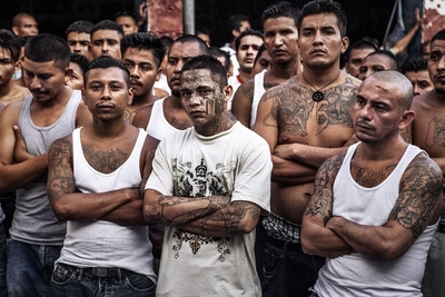 Ombre sulle pareti: Gang, tatuaggi e il super-prigione al centro di El Salvador