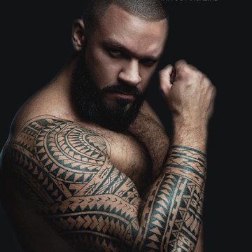 Polinesiano Tattoo Master Aleksandr Dvoryanov: Portare Storie Umane alla Vita sulla Pelle