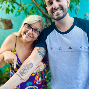 Perché anche gli adulti maturi temono ancora il giudizio della mamma quando si fanno un tatuaggio?
