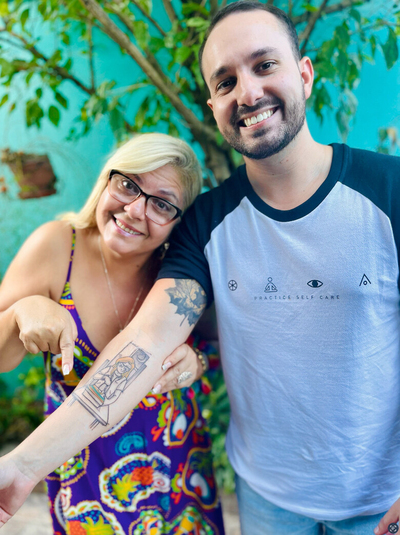 Perché anche gli adulti maturi temono ancora il giudizio della mamma quando si fanno un tatuaggio?