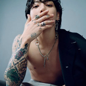 I tatuaggi di Jung Kook: come la storia personale dell’artista è diventata poco a poco parte della cultura tatuata mondiale