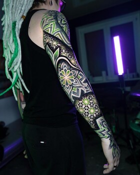 Dotwork e Colore: Evoluzione dell'Insegna Tatuata da Kostik Dry