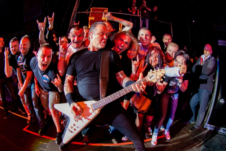 Il leader di Metallica, James Hetfield, ha recentemente rivelato un nuovo tatuaggio, in onore della memoria del frontman di Motorhead, Lemmy Kilmister, incorporando le sue ceneri nell'inchiostro