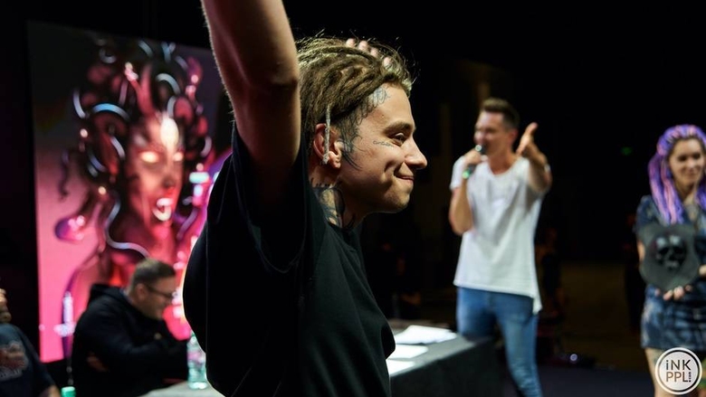 Sasha Kot - il primo titolare di un record del Guinness russo nel settore del tatuaggio