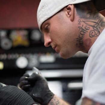 Tatuatore Kris Busching