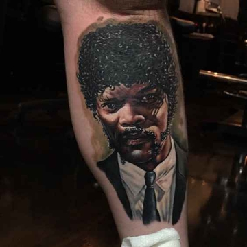 Artista di tatuaggi Kris Busching