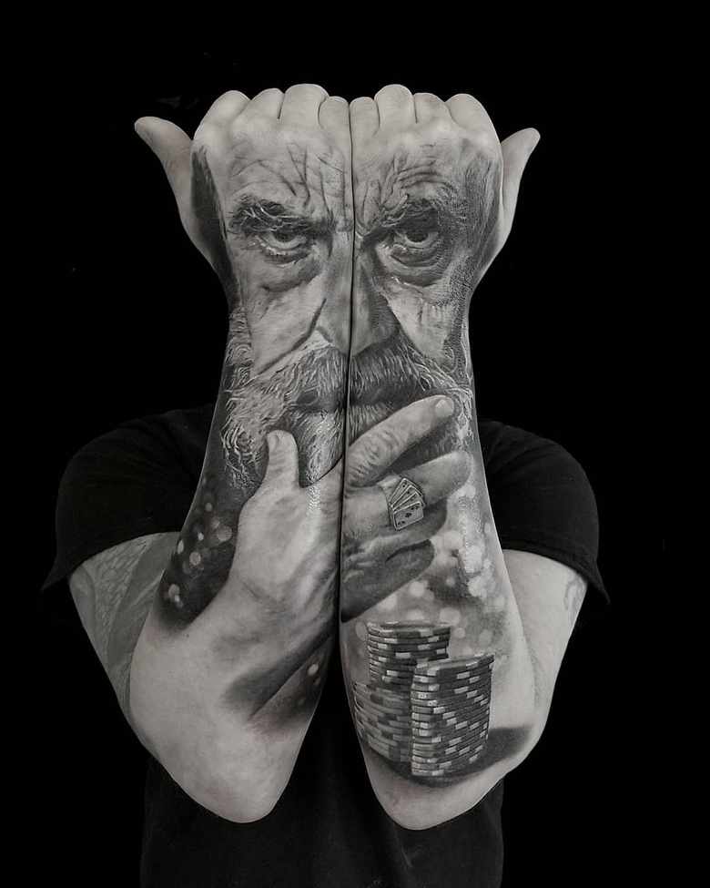 Artista di tatuaggi Chris Adamek, stile portretto realistico in nero e grigio | USA