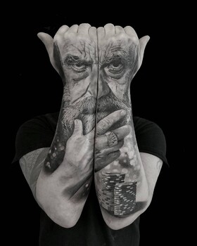 Tatuaggio realistico nero e grigio di Chris Adamek
