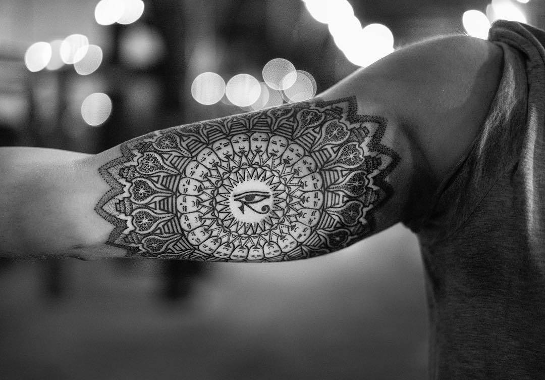 Artista tatuatore Dillon Forte, stile nero di geometria sacra ornamentale tatuaggio | USA