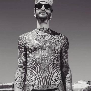 Il tatuaggio ornato di Corey Divine