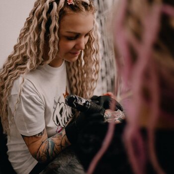Tatuatore Tina Takitosia