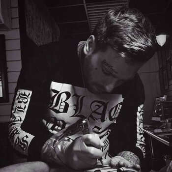 Tatuatore Mike Stockings
