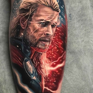 Artista di tatuaggi Damon Holleis
