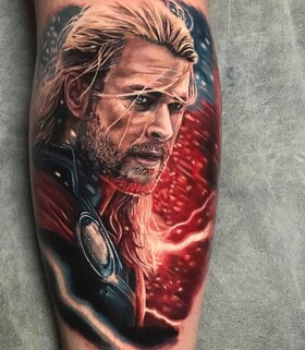 Artista di tatuaggi Damon Holleis