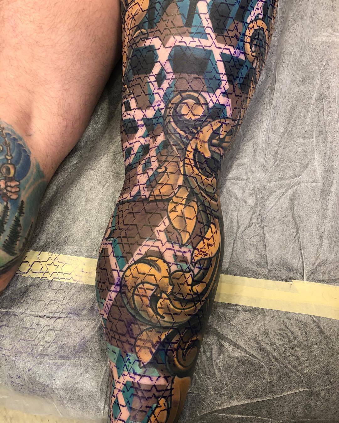 Artista del tattoo Russ Abbott, lezione alla 10a Convenzione Internazionale di Tattoo di Mosca, 25 maggio 2019