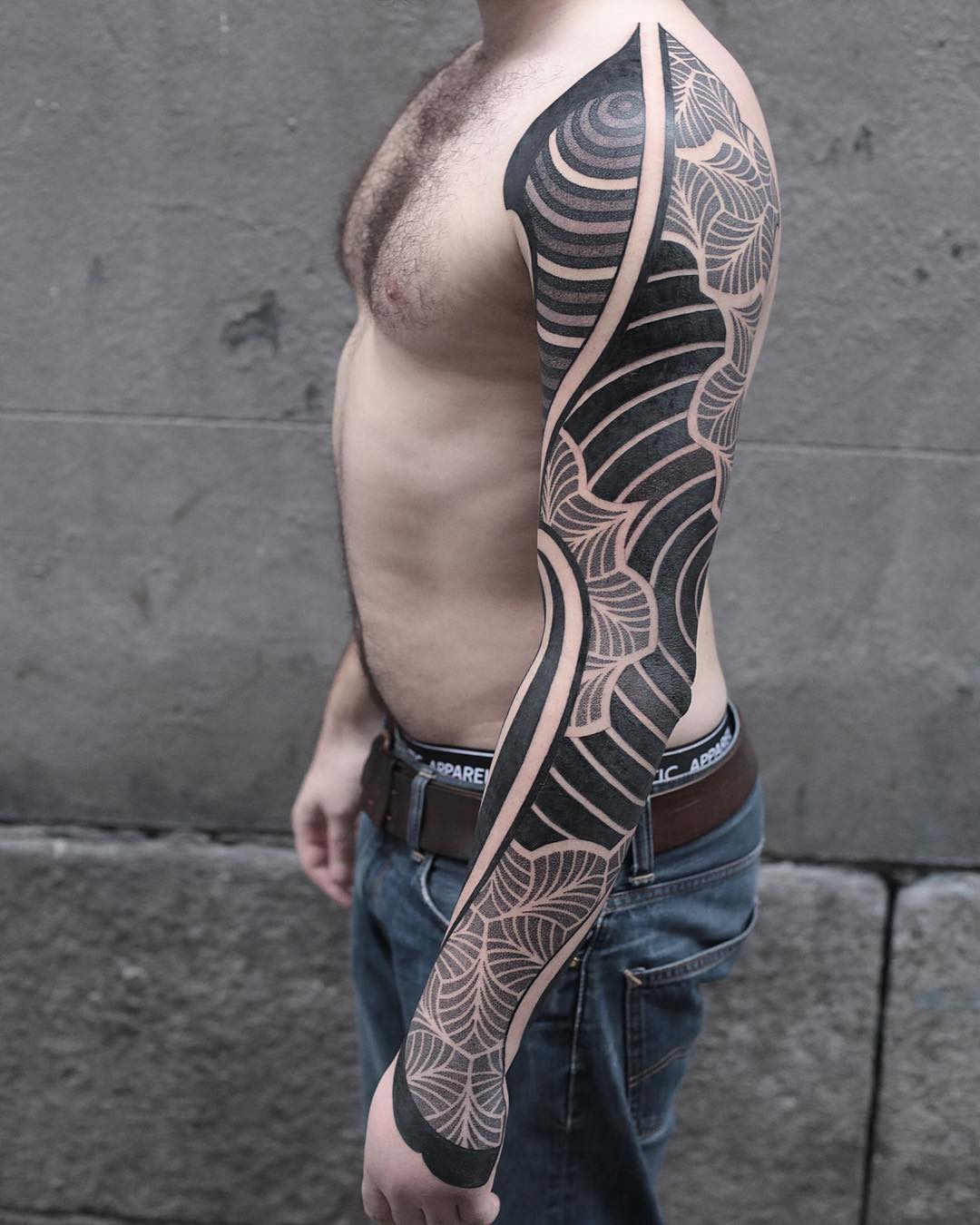 Artista del tattoo Alejandro Prada, tattoo in stile ornamentalistico a punti, lezione alla 10ª Convenzione Internazionale di Tattoo di Mosca