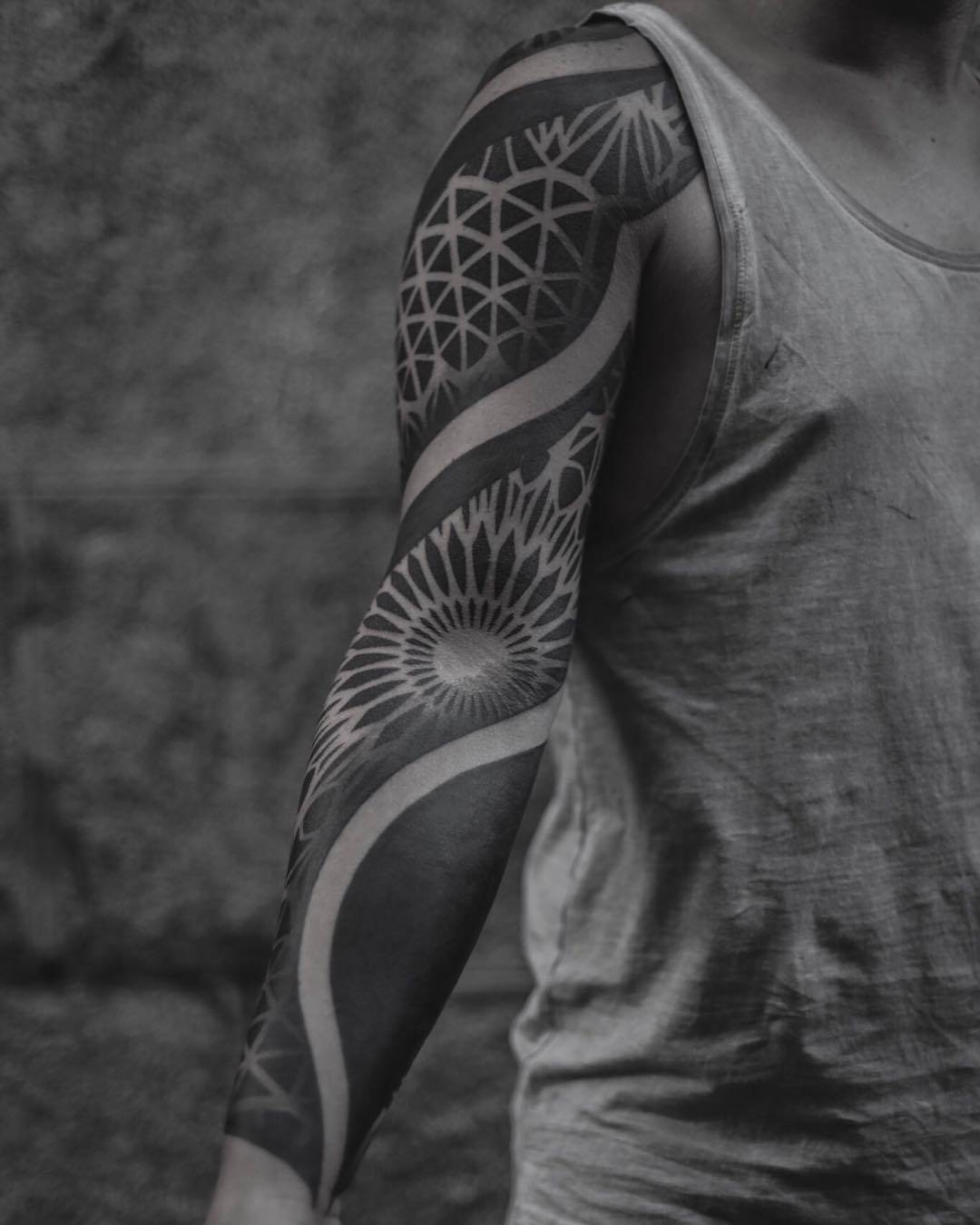 Artista del tattoo Alejandro Prada, tattoo in stile ornamentalistico a punti, lezione alla 10ª Convenzione Internazionale di Tattoo di Mosca