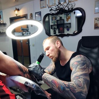 Tatuatore Anton Fadin