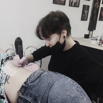 Tatuatore Elizaveta Hansen