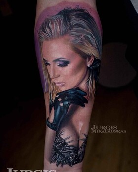 Realismo dettagliato del tatuaggio di Jurgis Mikalauskas