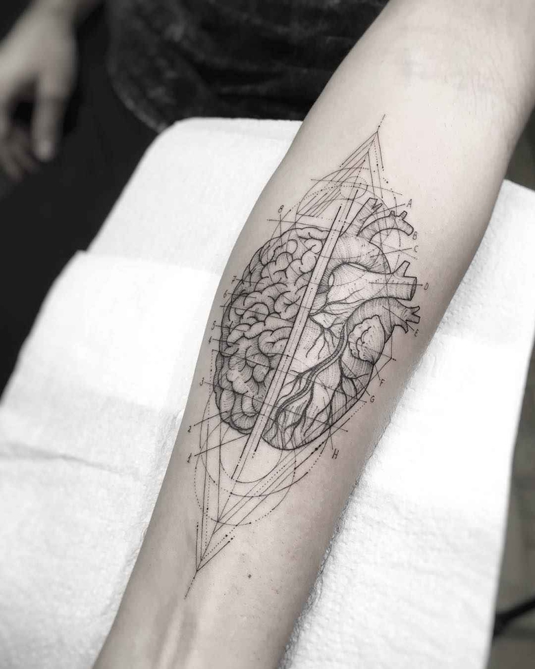 Tattoo artista William Marin con un tatuaggio sottile nero, grafico, linea, minimalismo | Brasile