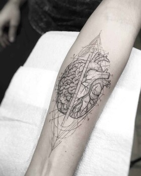 William Marin - tatuaggio sottile minimalista