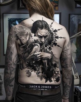 Artista di tatuaggi Adrian Lindell