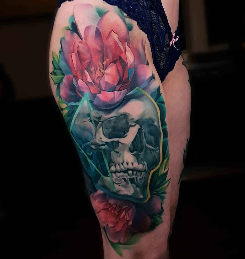 Artista di tatuaggi Artemijs Saveljevs tatuaggio astratto realistico nello stile dell'autore | Russia