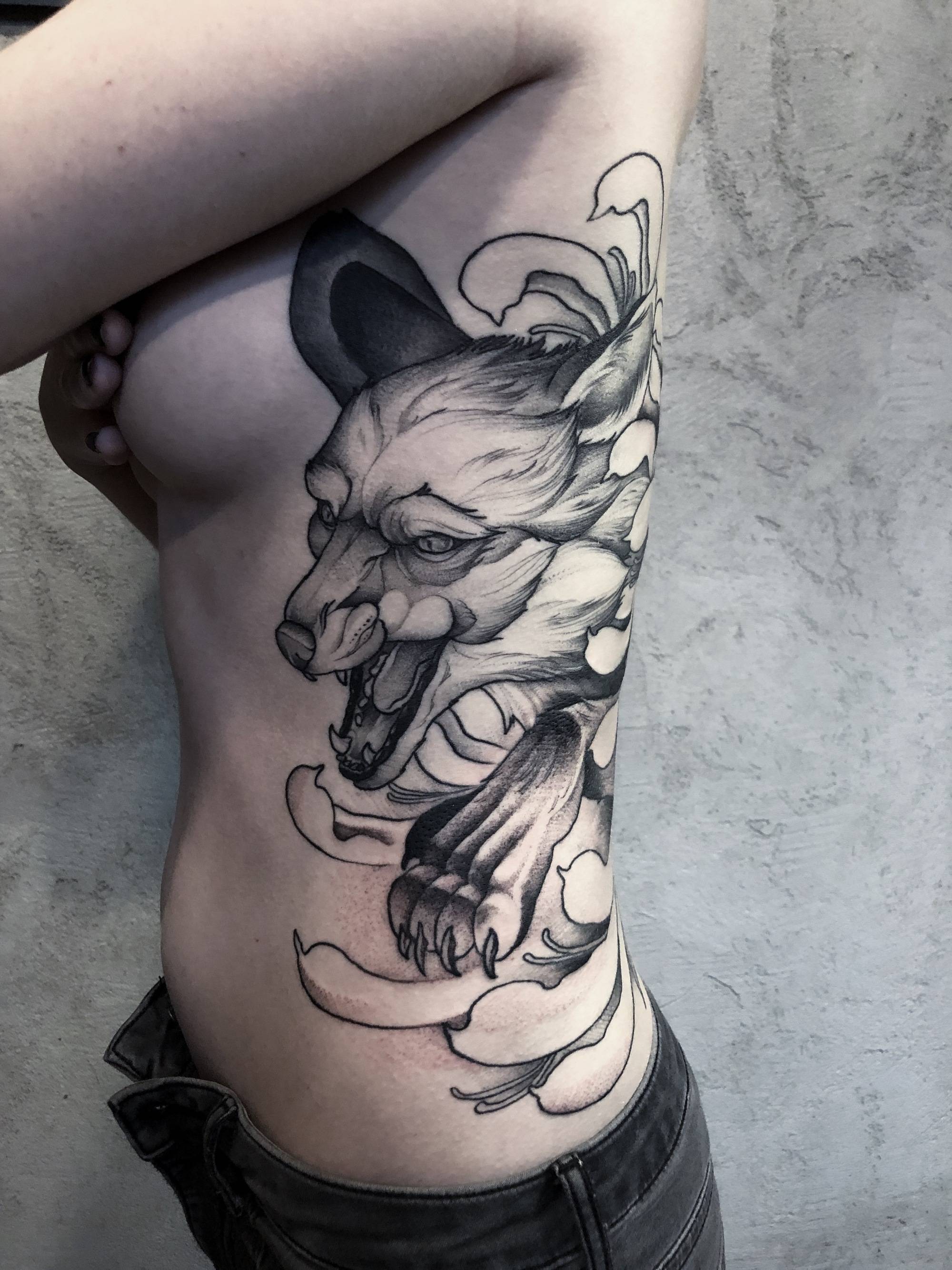 Artista del tatuaggio Sasha Kot, tatuaggio grafico in nero | Vologda, Russia