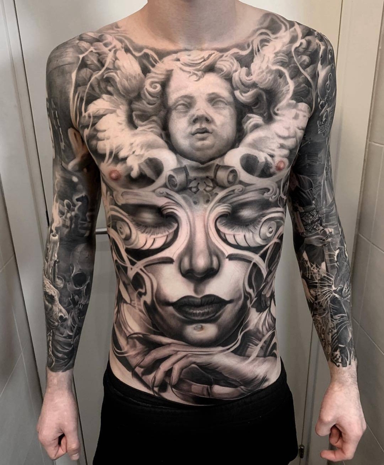 Artista di tatuaggi Ivano Natale, ritratto in nero e grigio realistico di tatuaggio | Italia