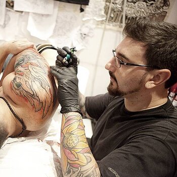 Tatuatore Toni Angar