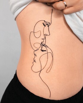 Tecnica a linea sensuale in tatuaggi da Pauline