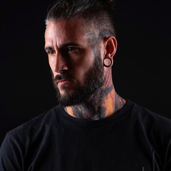 Tatuatore Adrian Cier