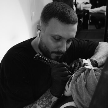 Tatuatore Aleksandr Snegin