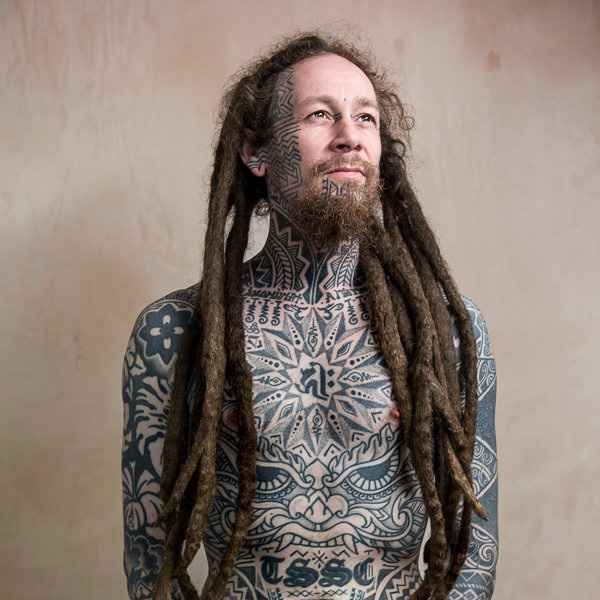 Tatuaggio ornamentale a granda scala da Tomas Tomas