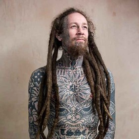 Tatuaggio ornamentale a granda scala da Tomas Tomas