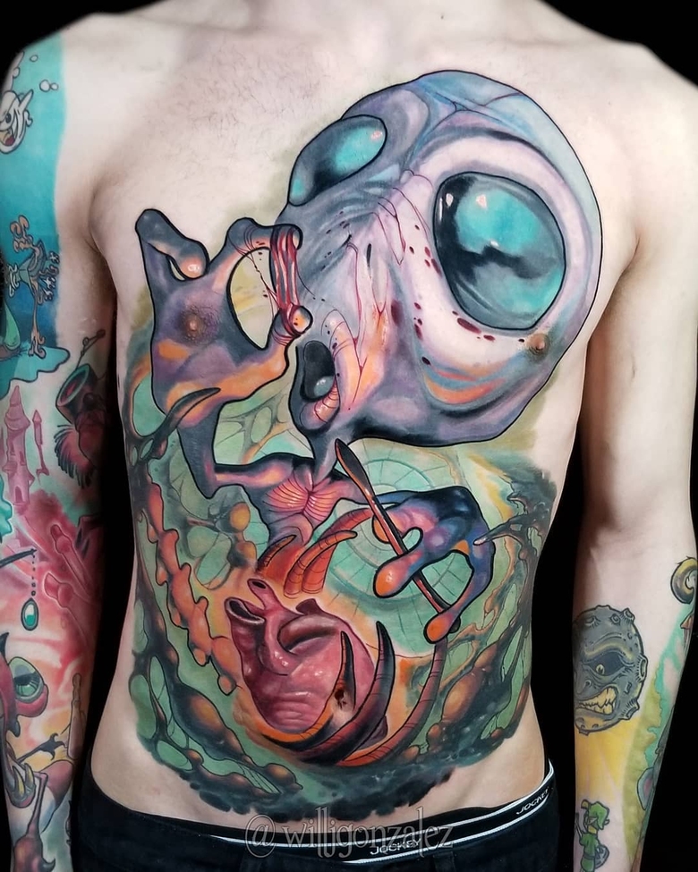 Artista di tatuaggi Will Gonzalez, tatuaggio a colori in stile new school realizzato secondo disegno dell'autore | New York, USA