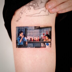 Mondo colorato piccolo in SOOSOO’s tatuaggi