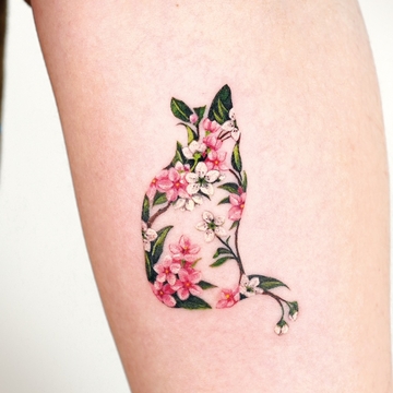 Una miscela di forme e texture da parte del tatuaggio coreano Fluffy