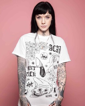 Artista di tatuaggi, modello e star della televisione Grace Neutral