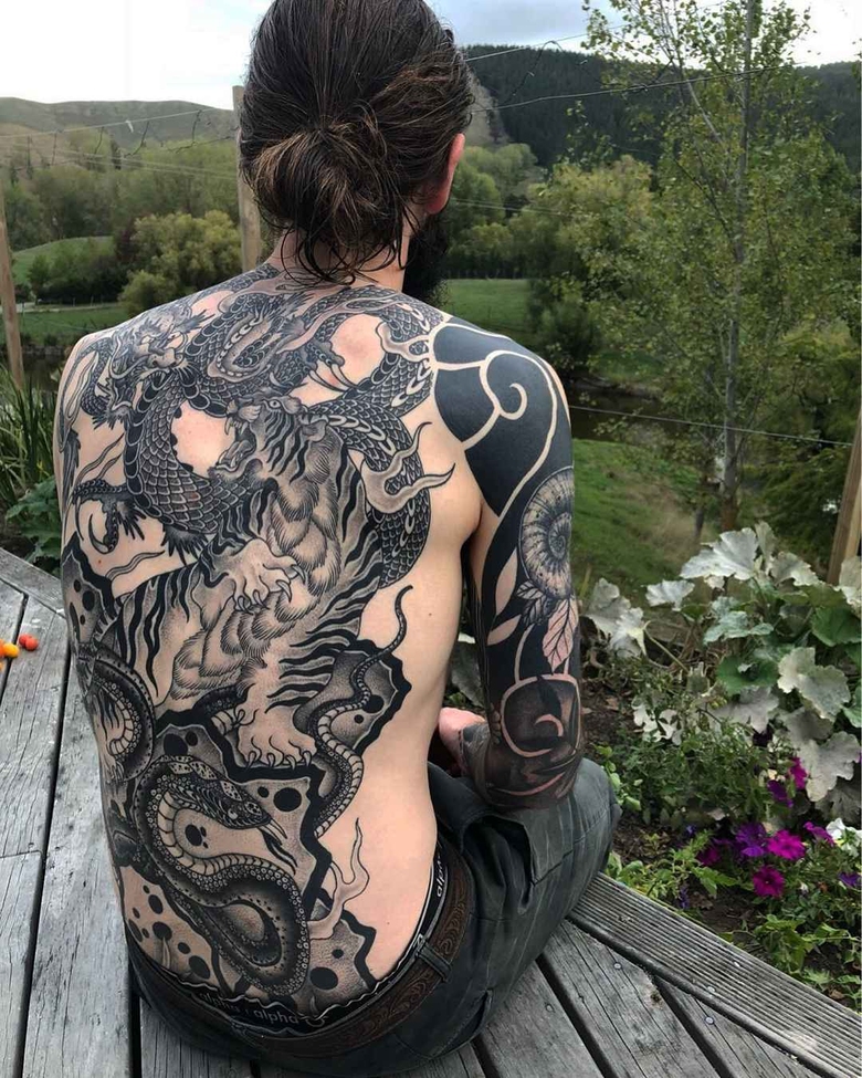 Artista di tatuaggi Richard Warnock , tatuaggi in stile tradizionale e neo-tradizionale in nero | Auckland, Nuova Zelanda | #inkpplcom #blacktattoo #traditionaltattoo #traditional #neotrad #neotraditional #blackworkart #orientaltattoo #oriental #blackwork