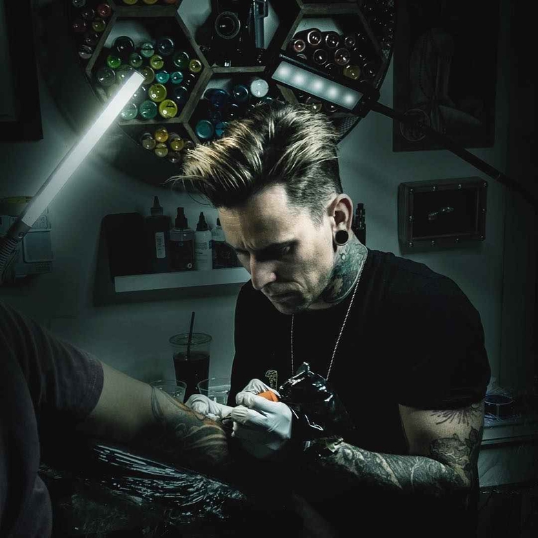 Artista di tatuaggi London Reese, ritratto in colore realismo tatuaggio | USA | #inkpplcom #colortattoo #realistic #colorrealism #realistictattoo #portrait #brighttattoo #famoustattoo #fullcolortattoo #tattooartist #portraittattoo #realism