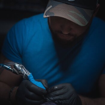 Tatuatore Anatoliy Gromov