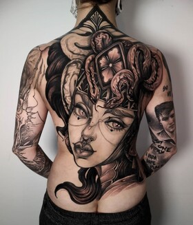 Flusso di arte neo-tradizionale in tatuaggio da parte di Isabella Chiara Filouino