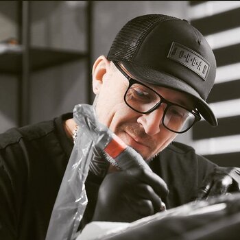 Tatuatore Anton Riakhovski