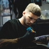 Artista di tatuaggi Chris Yze