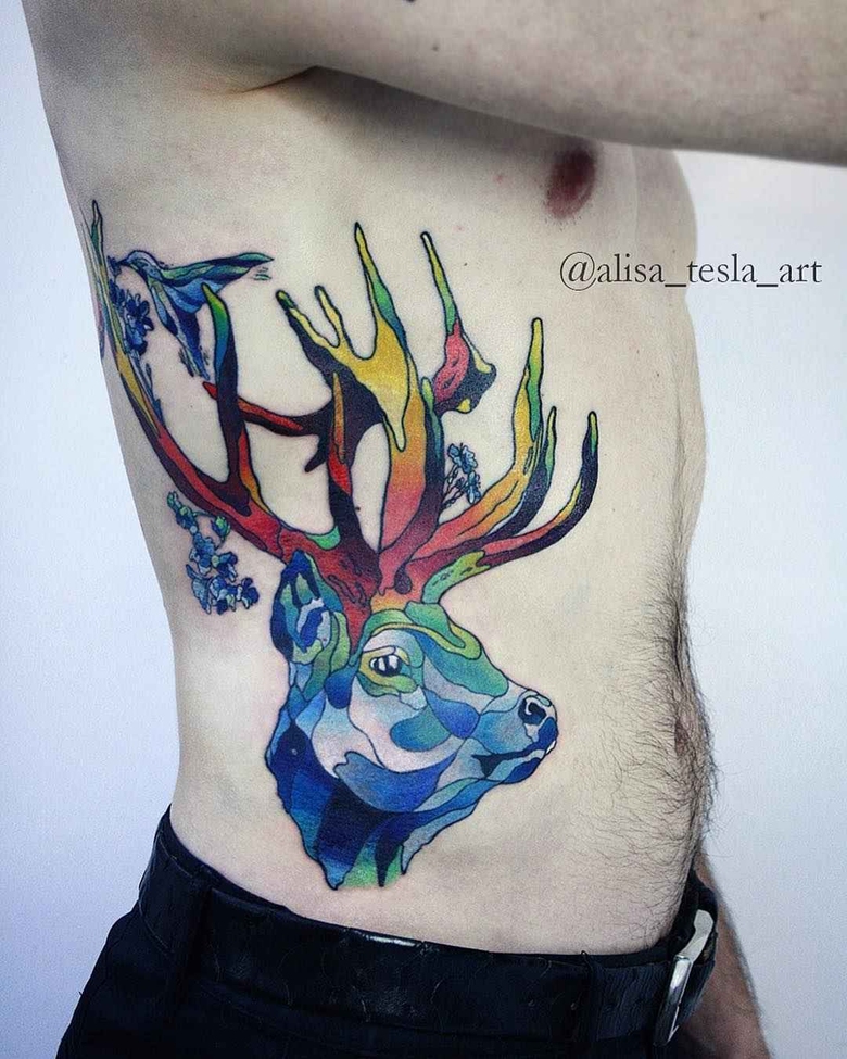Artista di tatuaggi Alisa Tesla tatuaggio a colori acquerello grafico